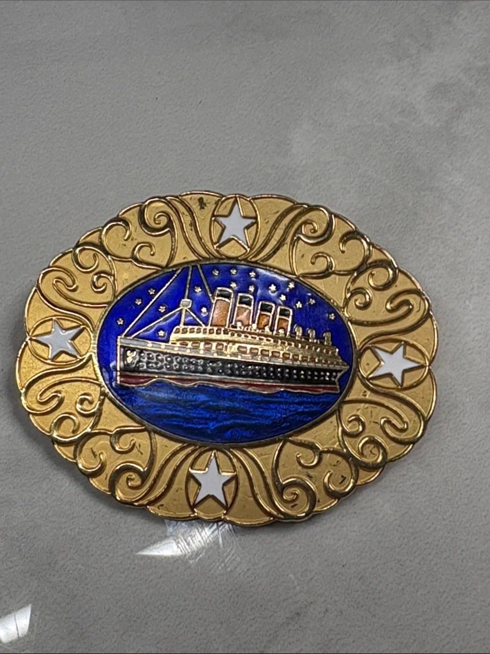 1998 Titanic Exhibition Volunteer Medallion Pin Enamel RMS Titanic Collectible